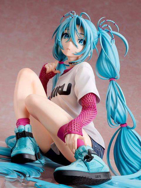 Hatsune Miku×Yoneyama Mai STRONGER The Latest Street Style "Cute"